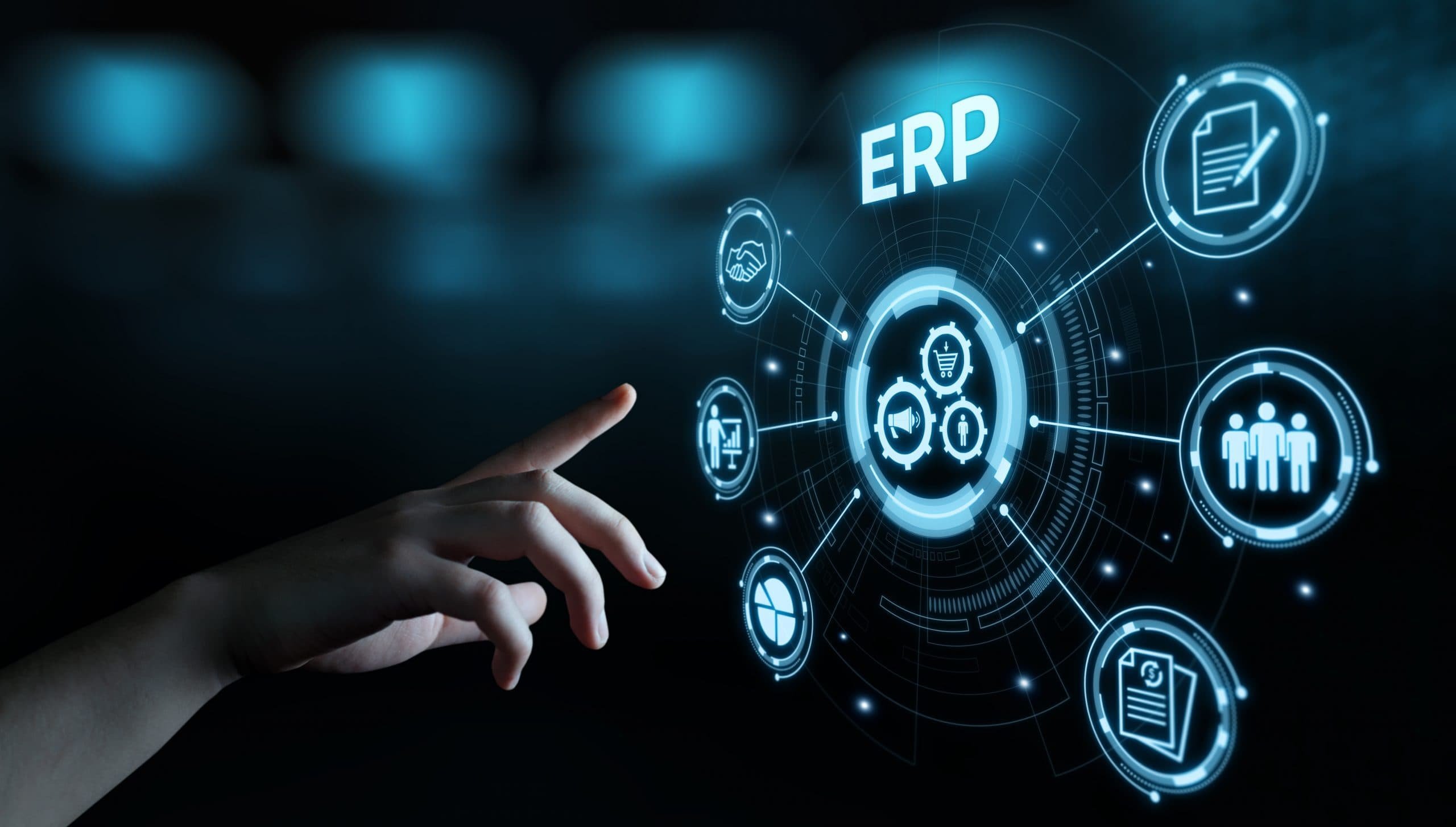 />

ERPには「オンプレミス版ERP」と「クラウド型ERP」の2つ販売形態があります。本章では、それぞれの特徴やメリット・デメリットについて確認しておきましょう。
<h3>オンプレミス型ERP</h3>
「オンプレミス版ERP」は、パッケージ版のソフトウェアを自社コンピューターにインストールし、自社サーバーで運用と管理を行うタイプです。自社の業務内容や導入目的に合わせて、最適なERPシステムの設計と構築を行うことができます。大企業で多く導入されているERPは、このオンプレミス版であることが多いです。

オンプレミス版ERPは社内で完結するため、高度なセキュリティで安全性を確保しやすくなります。<strong class=