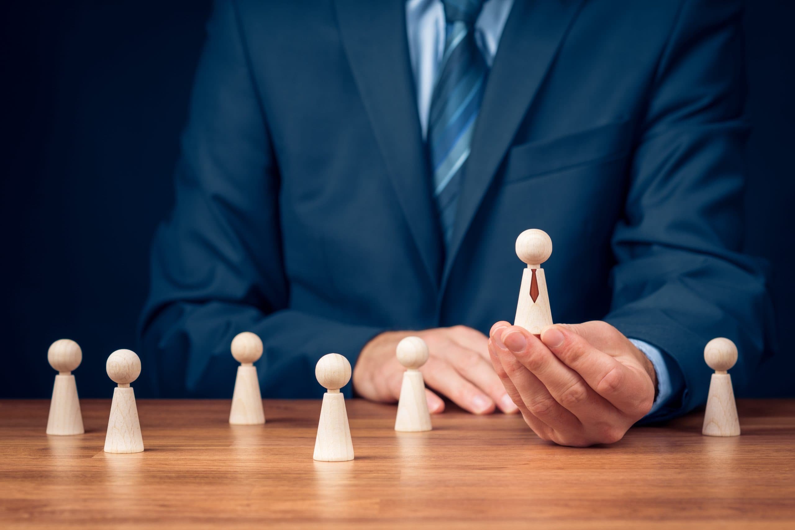 CEOとCOOはどっちが偉い？役割や権限の違いを解説