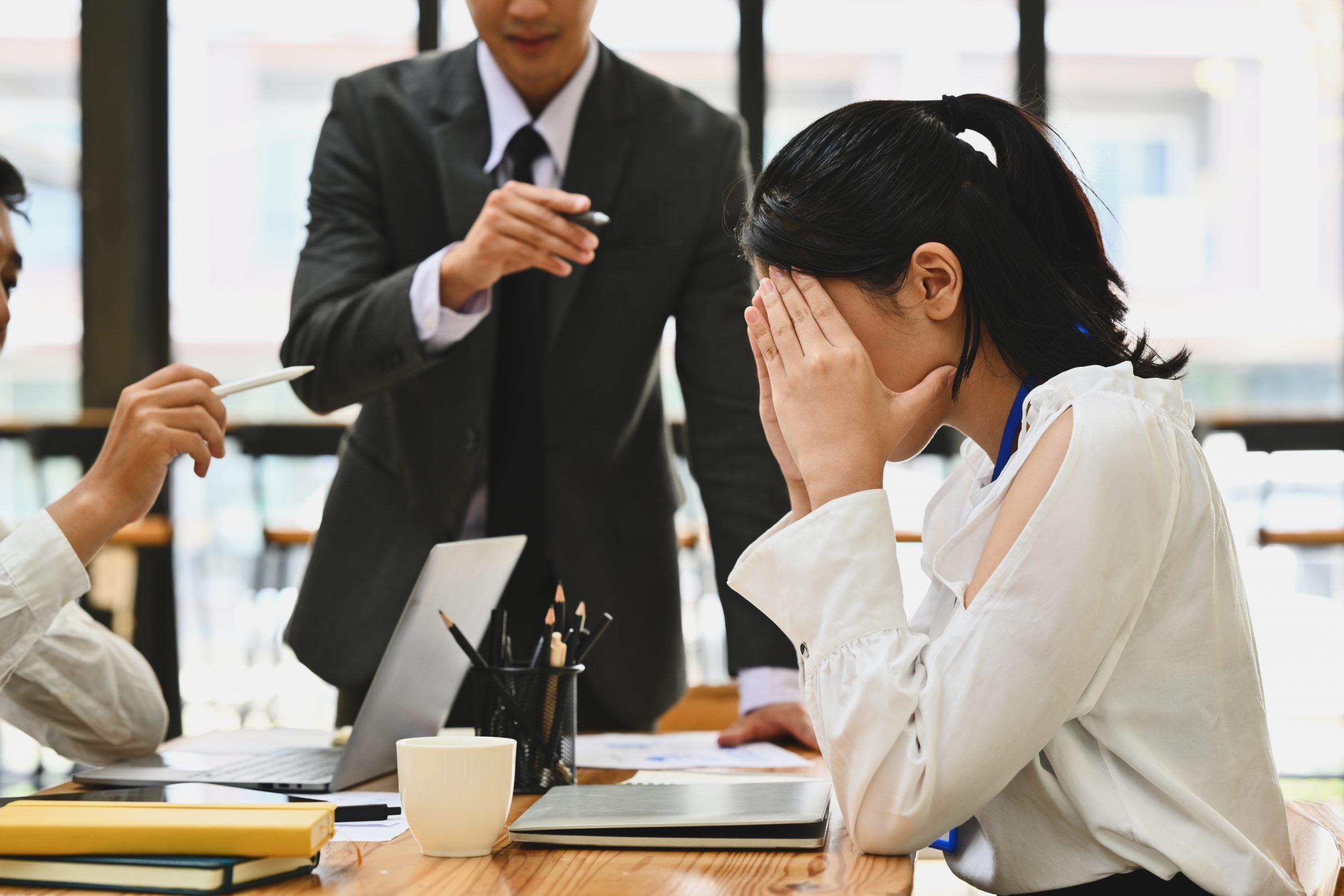 懲戒免職とは？懲戒解雇との違いや判断基準、退職金・転職への影響を解説