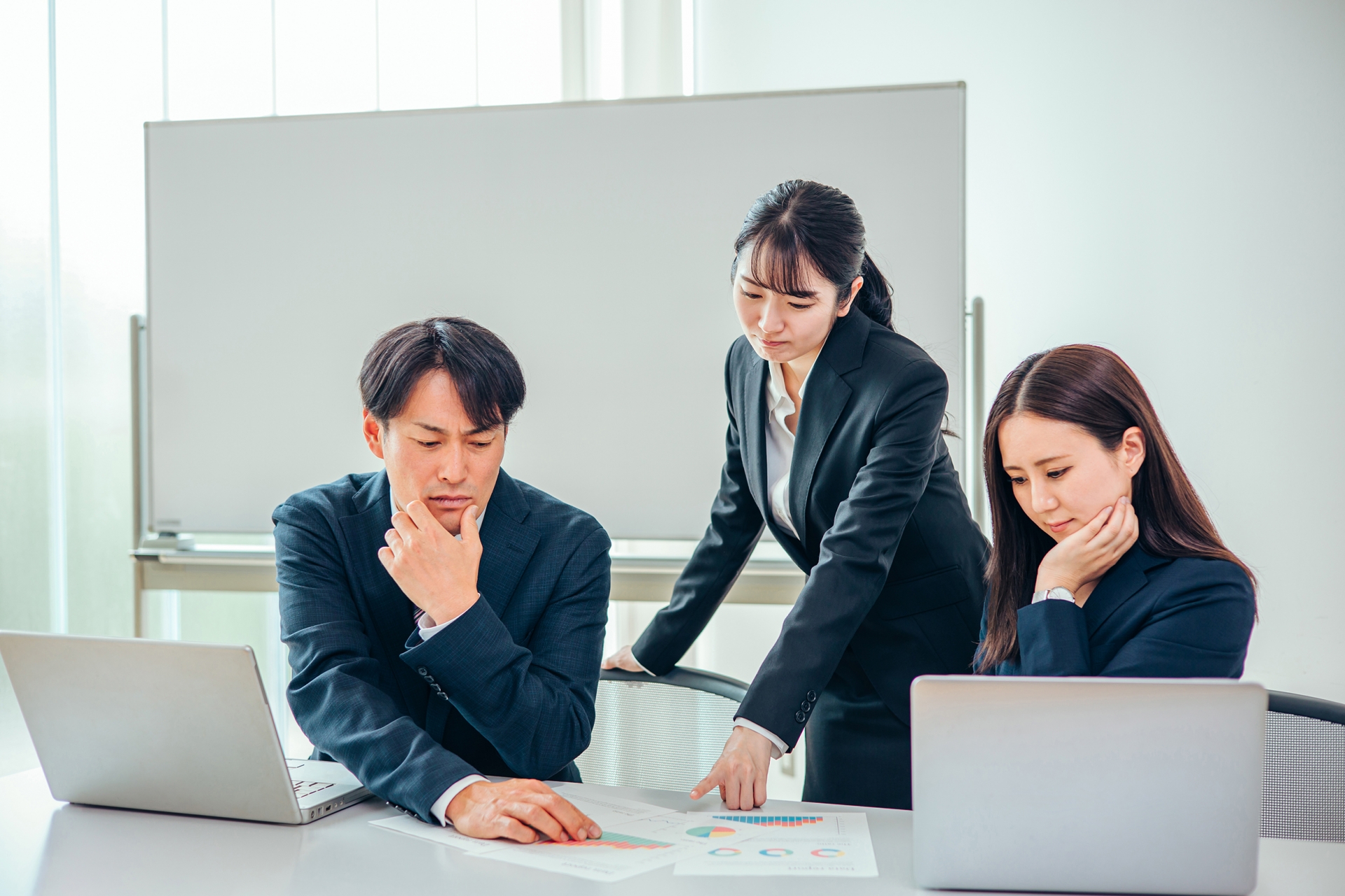 問題点を話し合うビジネスチームの男女